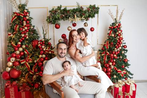 ensaio de natal bebê touca de papai noel brasilia df registrado pela fotógrafa letícia franco papai noel arvore guirlanda pijama carter's carters  trailer neve
'