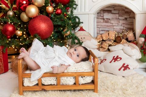 ensaio de natal bebê touca de papai noel brasilia df registrado pela fotógrafa letícia franco papai noel arvore guirlanda pijama carter's carters  trailer neve
'