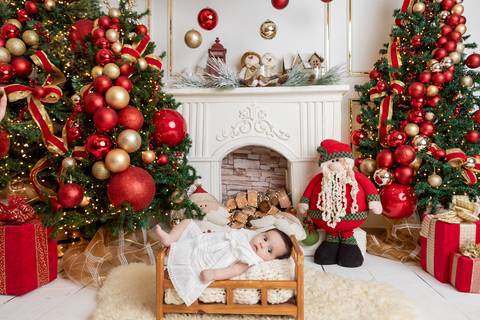 ensaio de natal bebê touca de papai noel brasilia df registrado pela fotógrafa letícia franco papai noel arvore guirlanda pijama carter's carters  trailer neve
'