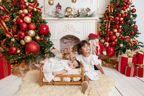 ensaio de natal bebê touca de papai noel brasilia df registrado pela fotógrafa letícia franco papai noel arvore guirlanda pijama carter's carters  trailer neve
'