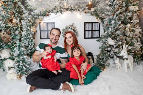 ensaio de natal bebê touca de papai noel brasilia df registrado pela fotógrafa letícia franco papai noel arvore guirlanda pijama carter's carters  trailer neve
'