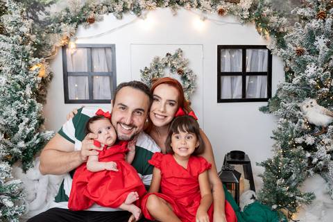 ensaio de natal bebê touca de papai noel brasilia df registrado pela fotógrafa letícia franco papai noel arvore guirlanda pijama carter's carters  trailer neve
'