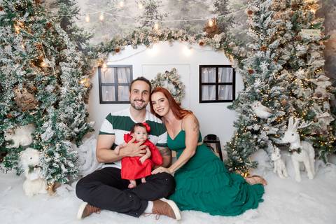 ensaio de natal bebê touca de papai noel brasilia df registrado pela fotógrafa letícia franco papai noel arvore guirlanda pijama carter's carters  trailer neve
'