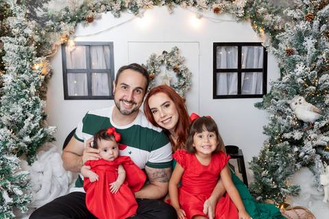 ensaio de natal bebê touca de papai noel brasilia df registrado pela fotógrafa letícia franco papai noel arvore guirlanda pijama carter's carters  trailer neve
'