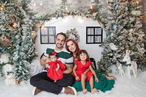 ensaio de natal bebê touca de papai noel brasilia df registrado pela fotógrafa letícia franco papai noel arvore guirlanda pijama carter's carters  trailer neve
'