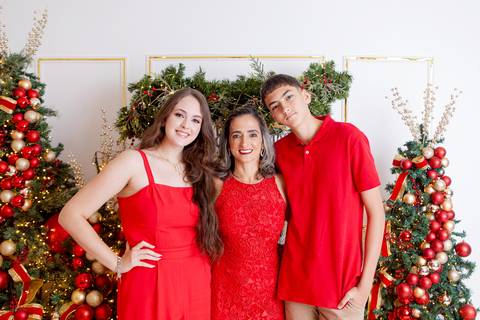 ensaio de natal bebê touca de papai noel brasilia df registrado pela fotógrafa letícia franco papai noel arvore guirlanda pijama carter's carters  trailer neve
'