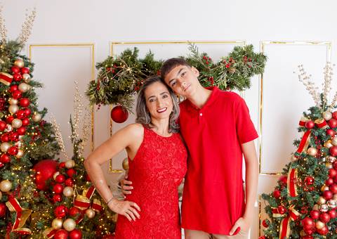 ensaio de natal bebê touca de papai noel brasilia df registrado pela fotógrafa letícia franco papai noel arvore guirlanda pijama carter's carters  trailer neve
'