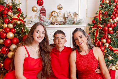 ensaio de natal bebê touca de papai noel brasilia df registrado pela fotógrafa letícia franco papai noel arvore guirlanda pijama carter's carters  trailer neve
'