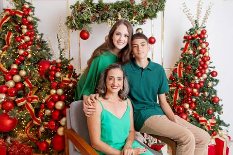 ensaio de natal bebê touca de papai noel brasilia df registrado pela fotógrafa letícia franco papai noel arvore guirlanda pijama carter's carters  trailer neve
'