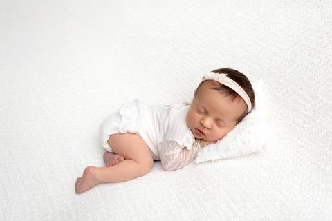 bebê recém nascido newborn brasilia fotografa fotografo fotógrafa brasília df distrito federal baby bebe reborn book melhor leticia franco letícia  wrap enrolado 
'