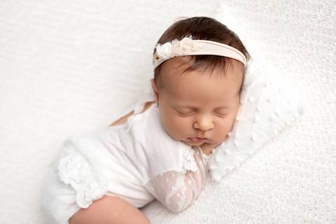 bebê recém nascido newborn brasilia fotografa fotografo fotógrafa brasília df distrito federal baby bebe reborn book melhor leticia franco letícia  wrap enrolado 
'