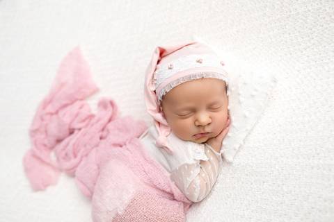 bebê recém nascido newborn brasilia fotografa fotografo fotógrafa brasília df distrito federal baby bebe reborn book melhor leticia franco letícia  wrap enrolado 
'