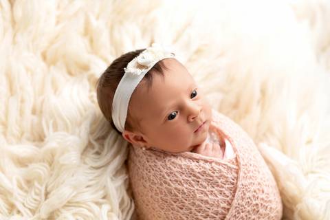 bebê recém nascido newborn brasilia fotografa fotografo fotógrafa brasília df distrito federal baby bebe reborn book melhor leticia franco letícia  wrap enrolado 
'