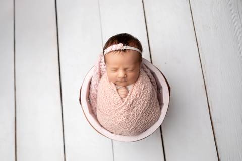 bebê recém nascido newborn brasilia fotografa fotografo fotógrafa brasília df distrito federal baby bebe reborn book melhor leticia franco letícia  wrap enrolado 
'