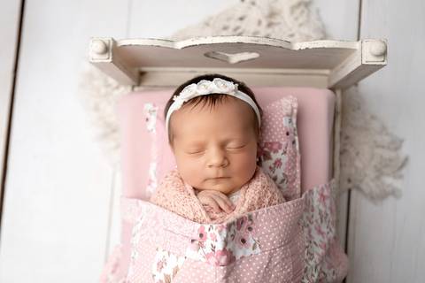 bebê recém nascido newborn brasilia fotografa fotografo fotógrafa brasília df distrito federal baby bebe reborn book melhor leticia franco letícia  wrap enrolado 
'