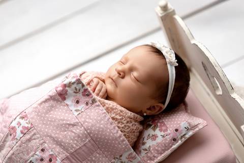 bebê recém nascido newborn brasilia fotografa fotografo fotógrafa brasília df distrito federal baby bebe reborn book melhor leticia franco letícia  wrap enrolado 
'