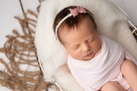 bebê recém nascido newborn brasilia fotografa fotografo fotógrafa brasília df distrito federal baby bebe reborn book melhor leticia franco letícia  wrap enrolado 
'