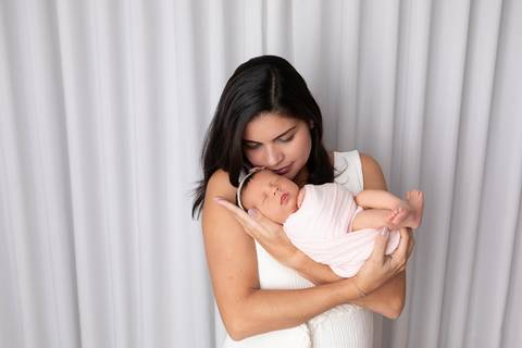 bebê recém nascido newborn brasilia fotografa fotografo fotógrafa brasília df distrito federal baby bebe reborn book melhor leticia franco letícia  wrap enrolado 
'