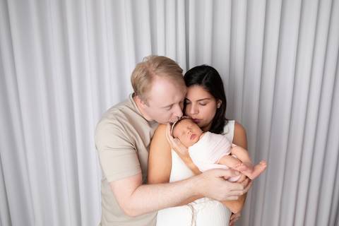 bebê recém nascido newborn brasilia fotografa fotografo fotógrafa brasília df distrito federal baby bebe reborn book melhor leticia franco letícia  wrap enrolado 
'