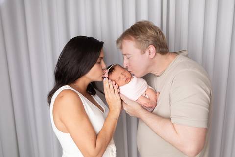 bebê recém nascido newborn brasilia fotografa fotografo fotógrafa brasília df distrito federal baby bebe reborn book melhor leticia franco letícia  wrap enrolado 
'