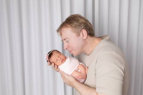 bebê recém nascido newborn brasilia fotografa fotografo fotógrafa brasília df distrito federal baby bebe reborn book melhor leticia franco letícia  wrap enrolado 
'