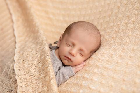 bebê recém nascido newborn brasilia fotografa fotografo fotógrafa brasília df distrito federal baby bebe reborn book melhor leticia franco letícia  wrap enrolado 
'