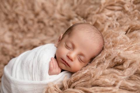 bebê recém nascido newborn brasilia fotografa fotografo fotógrafa brasília df distrito federal baby bebe reborn book melhor leticia franco letícia  wrap enrolado 
'