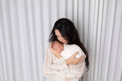 bebê recém nascido newborn brasilia fotografa fotografo fotógrafa brasília df distrito federal baby bebe reborn book melhor leticia franco letícia  wrap enrolado 
'