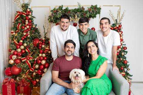 ensaio de natal bebê touca de papai noel brasilia df registrado pela fotógrafa letícia franco papai noel arvore guirlanda pijama carter's carters  trailer neve
'