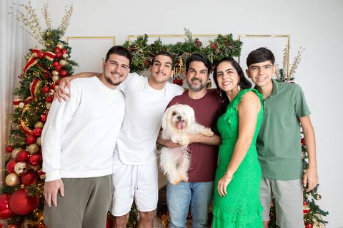 ensaio de natal bebê touca de papai noel brasilia df registrado pela fotógrafa letícia franco papai noel arvore guirlanda pijama carter's carters  trailer neve
'