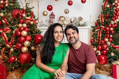 ensaio de natal bebê touca de papai noel brasilia df registrado pela fotógrafa letícia franco papai noel arvore guirlanda pijama carter's carters  trailer neve
'