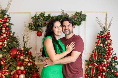 ensaio de natal bebê touca de papai noel brasilia df registrado pela fotógrafa letícia franco papai noel arvore guirlanda pijama carter's carters  trailer neve
'