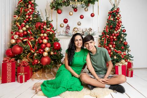 ensaio de natal bebê touca de papai noel brasilia df registrado pela fotógrafa letícia franco papai noel arvore guirlanda pijama carter's carters  trailer neve
'