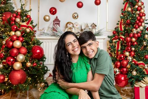 ensaio de natal bebê touca de papai noel brasilia df registrado pela fotógrafa letícia franco papai noel arvore guirlanda pijama carter's carters  trailer neve
'