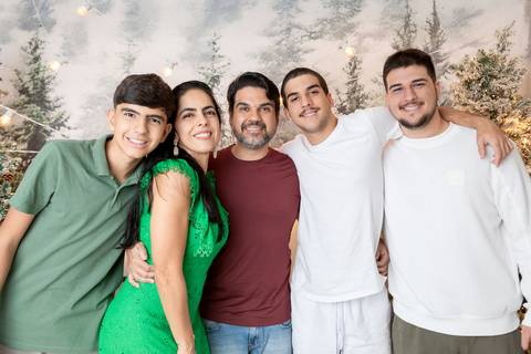 ensaio de natal bebê touca de papai noel brasilia df registrado pela fotógrafa letícia franco papai noel arvore guirlanda pijama carter's carters  trailer neve
'