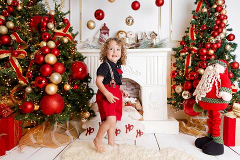 ensaio de natal bebê touca de papai noel brasilia df registrado pela fotógrafa letícia franco papai noel arvore guirlanda pijama carter's carters  trailer neve
'