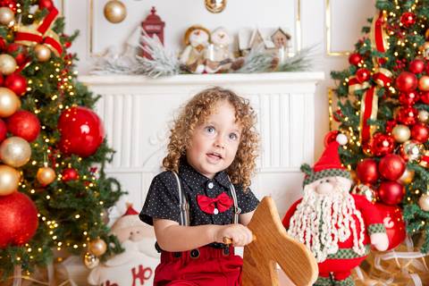 ensaio de natal bebê touca de papai noel brasilia df registrado pela fotógrafa letícia franco papai noel arvore guirlanda pijama carter's carters  trailer neve
'