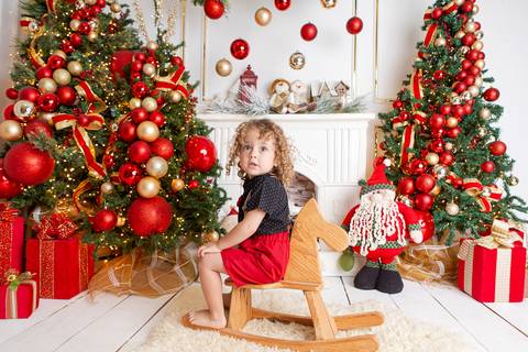 ensaio de natal bebê touca de papai noel brasilia df registrado pela fotógrafa letícia franco papai noel arvore guirlanda pijama carter's carters  trailer neve
'