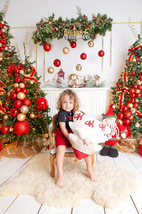 ensaio de natal bebê touca de papai noel brasilia df registrado pela fotógrafa letícia franco papai noel arvore guirlanda pijama carter's carters  trailer neve
'