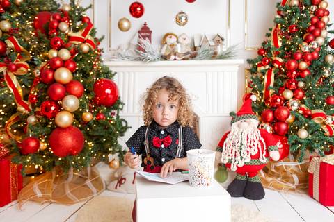 ensaio de natal bebê touca de papai noel brasilia df registrado pela fotógrafa letícia franco papai noel arvore guirlanda pijama carter's carters  trailer neve
'