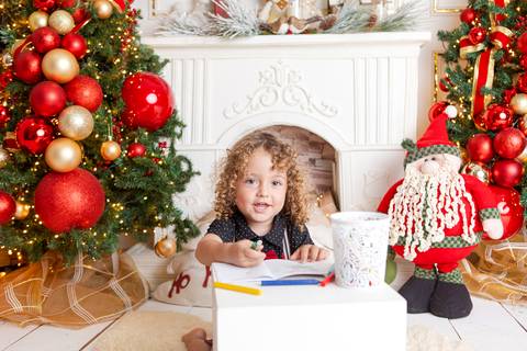 ensaio de natal bebê touca de papai noel brasilia df registrado pela fotógrafa letícia franco papai noel arvore guirlanda pijama carter's carters  trailer neve
'