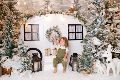 ensaio de natal bebê touca de papai noel brasilia df registrado pela fotógrafa letícia franco papai noel arvore guirlanda pijama carter's carters  trailer neve
'