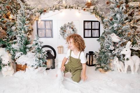 ensaio de natal bebê touca de papai noel brasilia df registrado pela fotógrafa letícia franco papai noel arvore guirlanda pijama carter's carters  trailer neve
'