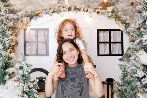 ensaio de natal bebê touca de papai noel brasilia df registrado pela fotógrafa letícia franco papai noel arvore guirlanda pijama carter's carters  trailer neve
'