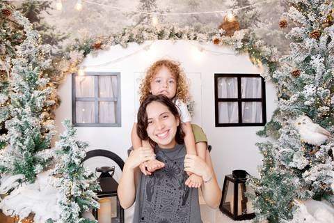 ensaio de natal bebê touca de papai noel brasilia df registrado pela fotógrafa letícia franco papai noel arvore guirlanda pijama carter's carters  trailer neve
'