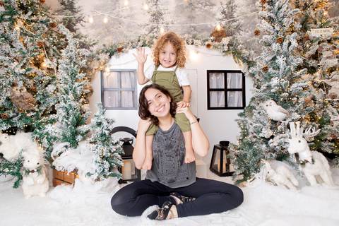 ensaio de natal bebê touca de papai noel brasilia df registrado pela fotógrafa letícia franco papai noel arvore guirlanda pijama carter's carters  trailer neve
'