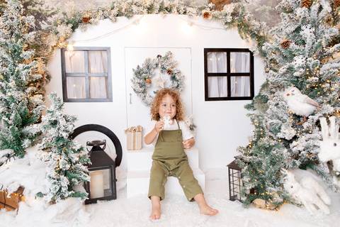 ensaio de natal bebê touca de papai noel brasilia df registrado pela fotógrafa letícia franco papai noel arvore guirlanda pijama carter's carters  trailer neve
'