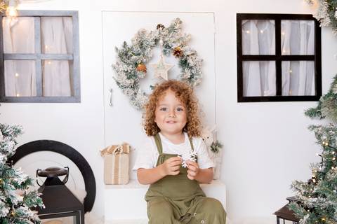 ensaio de natal bebê touca de papai noel brasilia df registrado pela fotógrafa letícia franco papai noel arvore guirlanda pijama carter's carters  trailer neve
'