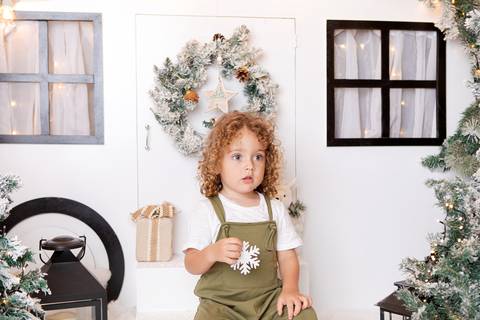 ensaio de natal bebê touca de papai noel brasilia df registrado pela fotógrafa letícia franco papai noel arvore guirlanda pijama carter's carters  trailer neve
'