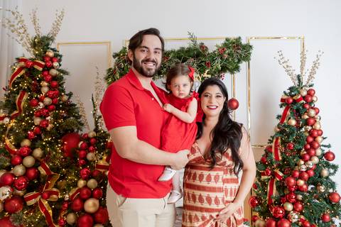 ensaio de natal bebê touca de papai noel brasilia df registrado pela fotógrafa letícia franco papai noel arvore guirlanda pijama carter's carters  trailer neve
'